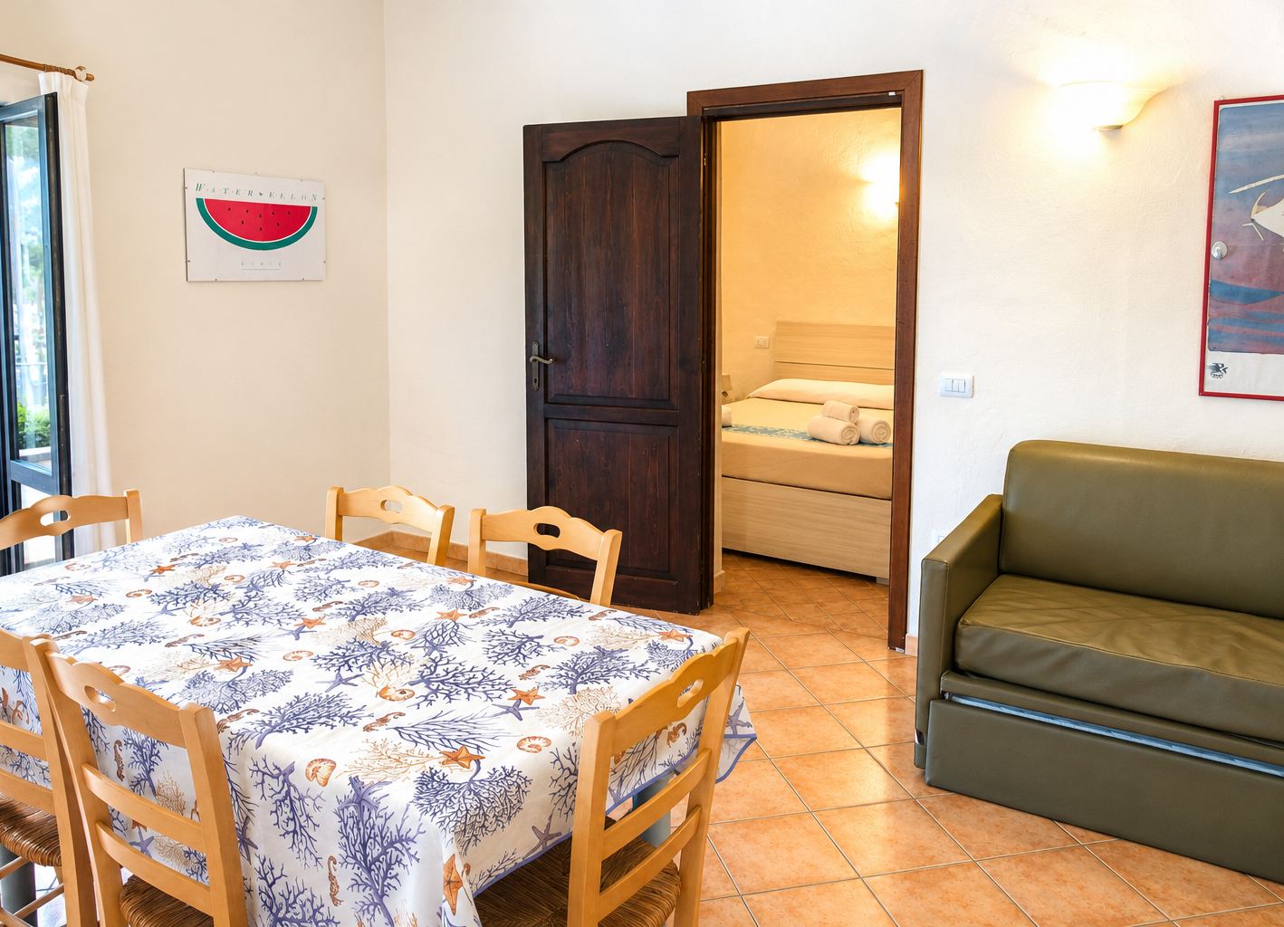 Essbereich und Schlafzimmer des Dreizimmer-Apartments